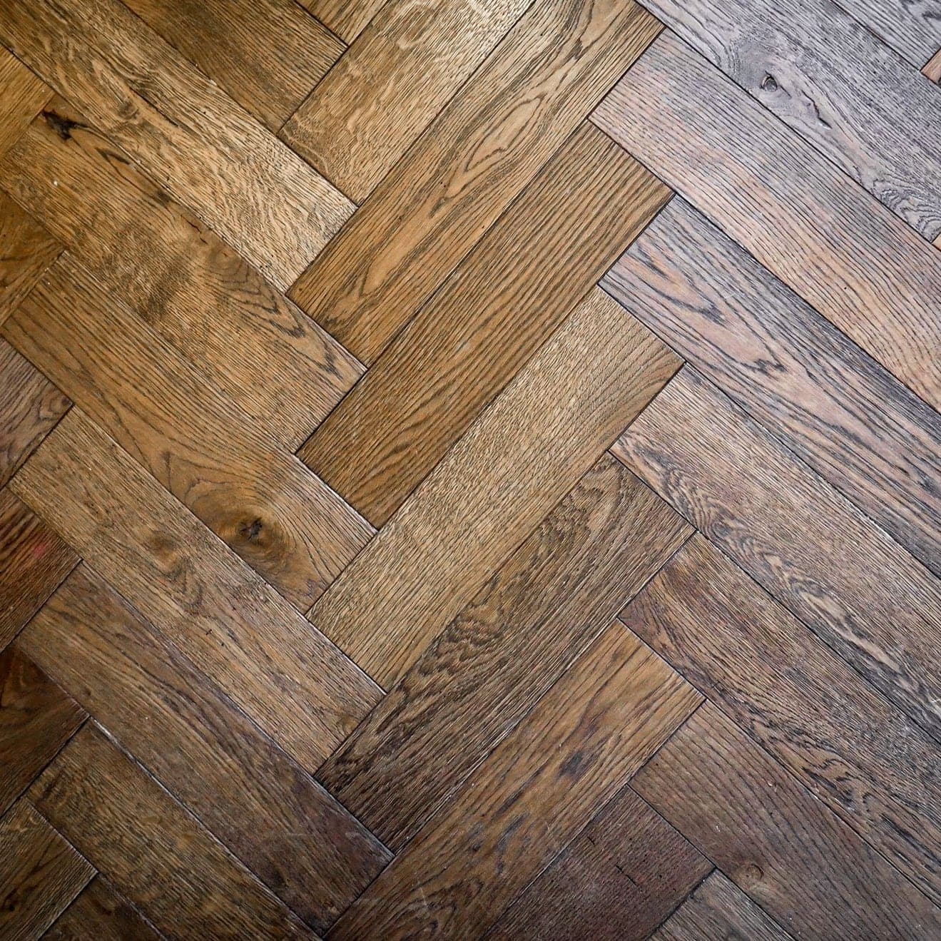Parquet en chêne posé à bâtons rompus, en gros plan
